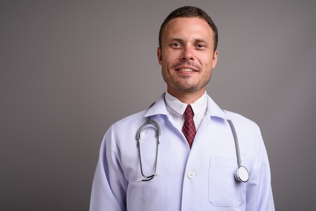 Retrato de médico guapo en gris