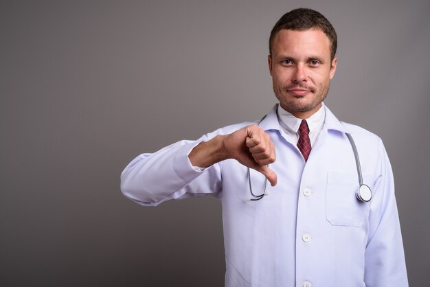 Retrato de médico guapo en gris