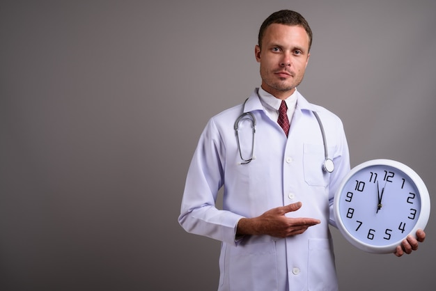 Foto retrato de médico guapo en gris