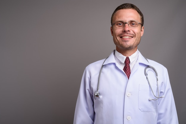 Retrato de médico guapo en gris