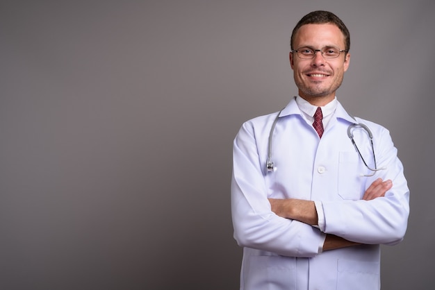 Retrato de médico guapo en gris