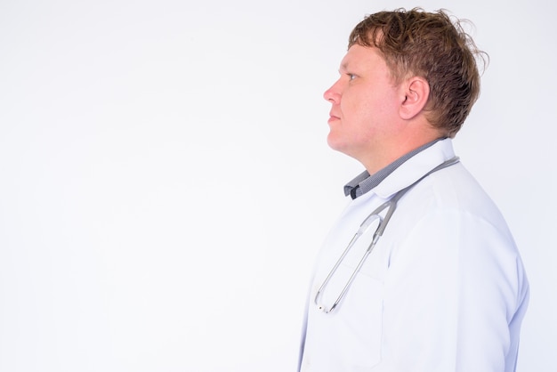 Retrato de médico hombre con sobrepeso aislado en blanco