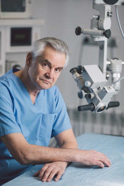 Retrato de un médico en el hospital.