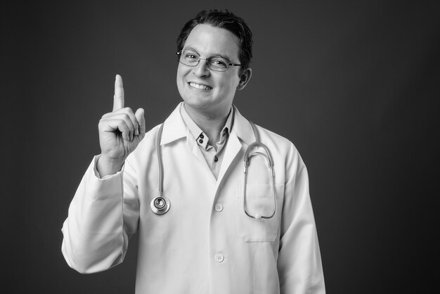 Retrato de médico italiano en gris en blanco y negro