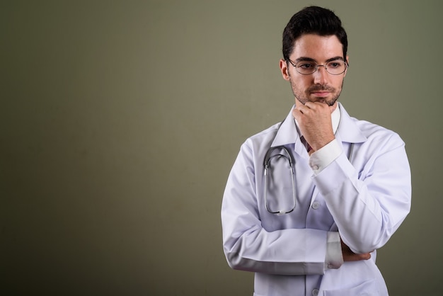 Retrato de médico joven guapo con anteojos