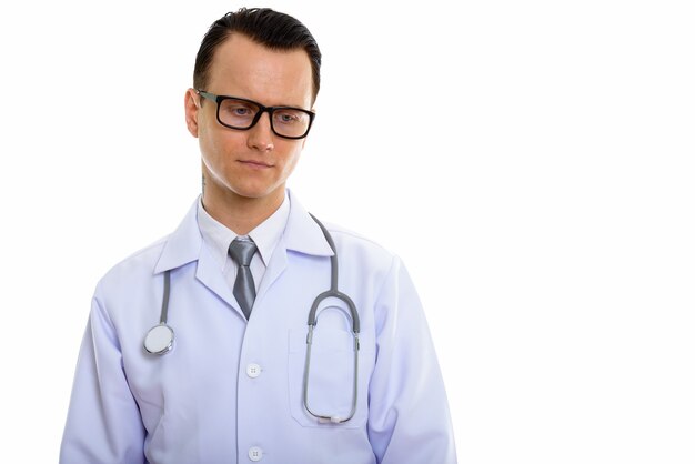 Retrato de médico joven guapo con anteojos