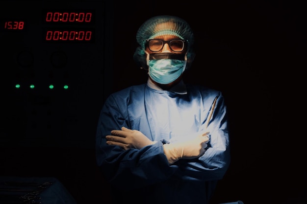 Retrato de un médico maduro de pie en el hospital