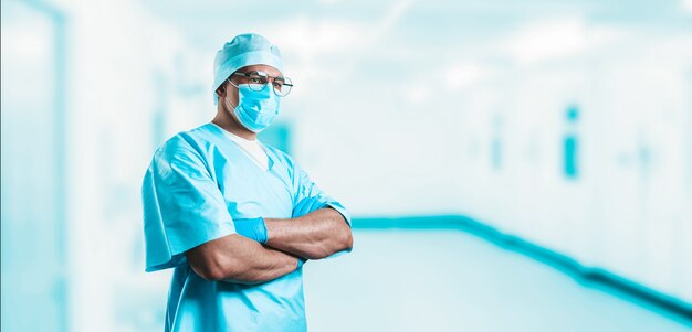 Retrato de un médico con una máscara en un hospital. Concepto de medicina.