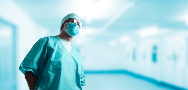 Retrato de un médico con una máscara en un hospital.