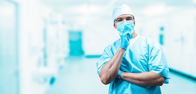 Retrato de un médico con una máscara en un hospital