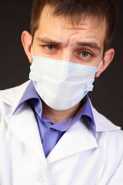 Retrato de un médico en una máscara