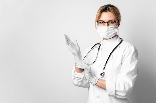 Foto retrato de médico con mascarilla quirúrgica y estetoscopio