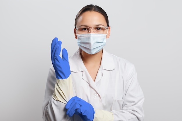 Retrato de un médico con una mascarilla