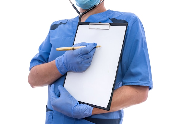 Retrato de médico masculino con estetoscopio apuntando a un archivo de clip vacío en blanco con espacio.