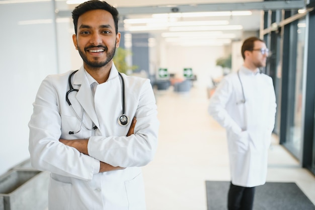 Retrato de un médico masculino indio asiático en uniforme