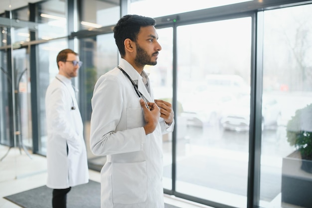 Retrato de un médico masculino indio asiático en uniforme