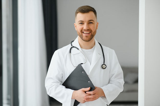 Retrato de médico masculino joven y confiado Concepto de carrera de médico exitoso