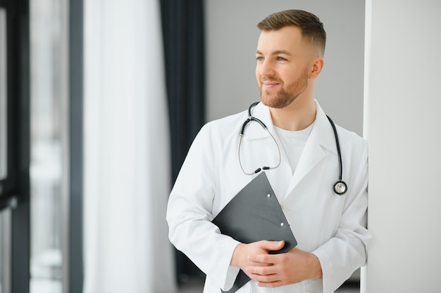 Retrato de médico masculino joven y confiado Concepto de carrera de médico exitoso