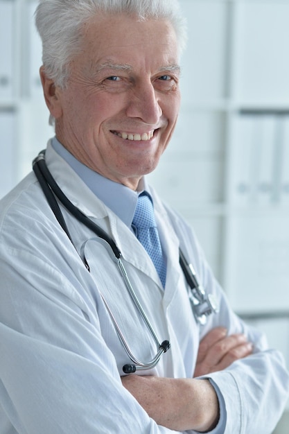 Retrato de médico masculino senior con estetoscopio