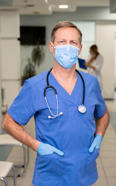 Foto retrato de médico masculino