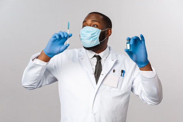 Retrato de médico o médico afroamericano en uniforme blanco.