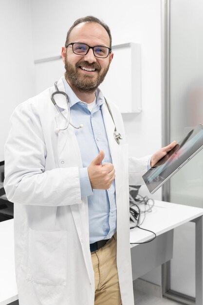 Foto retrato de un médico de pie en una clínica