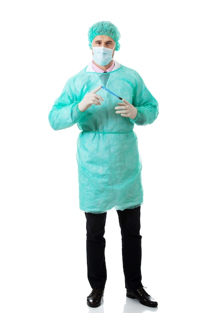 Retrato de un médico de pie contra un fondo blanco