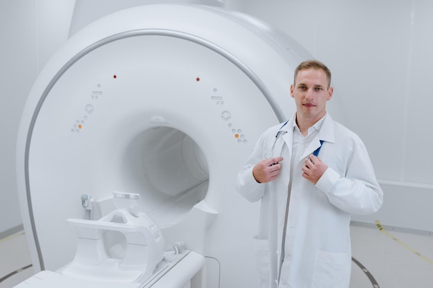 Retrato de un médico radiólogo en el laboratorio en el contexto de la resonancia magnética en la clínica