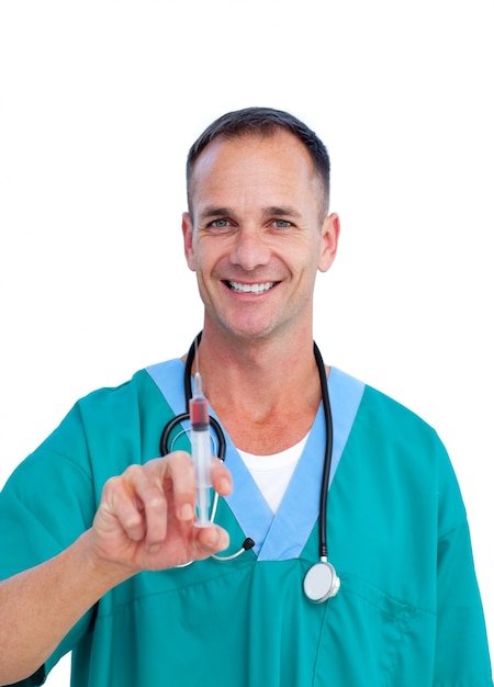 Retrato de un médico sonriente sosteniendo una jeringa