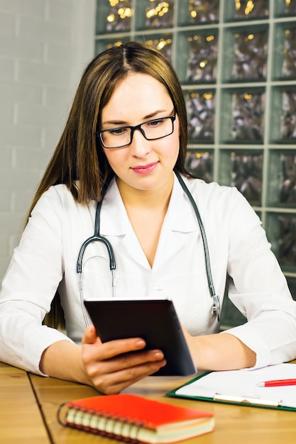 Retrato de un médico con una tableta digital