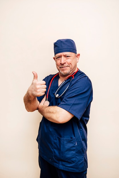 Retrato de un médico veterano en un traje de quirófano