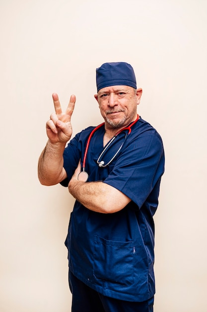 Retrato de un médico veterano en un traje de quirófano