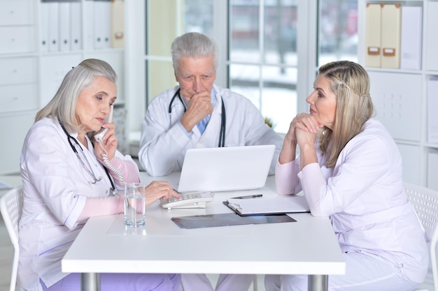 Retrato de médicos discutiendo algo en el gabinete