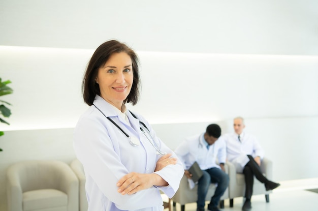 Retrato de médicos y estudiantes de medicina con varios gestos para prepararse para el cuidado del paciente