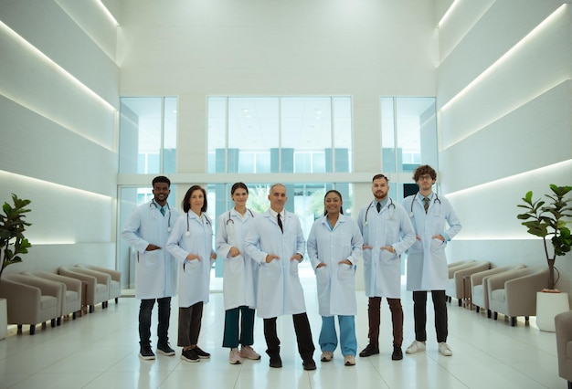 Retrato de médicos y estudiantes de medicina con varios gestos para prepararse para el cuidado del paciente