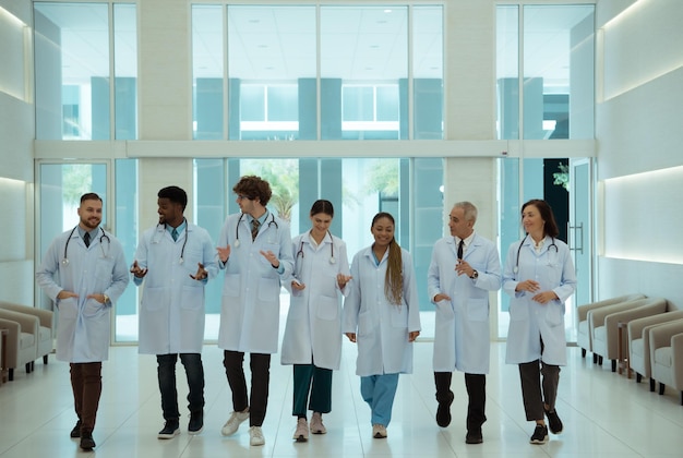 Retrato de médicos y estudiantes de medicina con varios gestos para prepararse para el cuidado del paciente