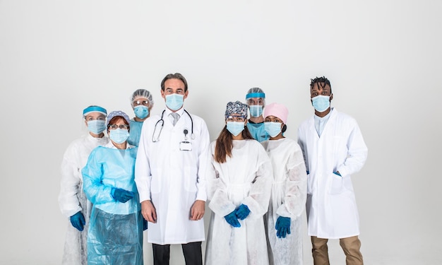 Foto retrato de médicos con máscara de pie contra un fondo blanco