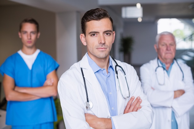 Retrato de médicos de pie con los brazos cruzados