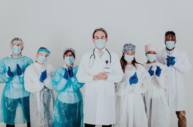 Foto retrato de médicos de pie contra un fondo blanco