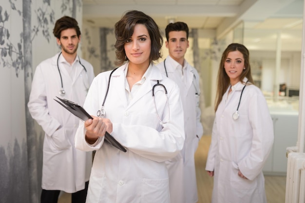 Foto retrato de médicos de pie en el hospital