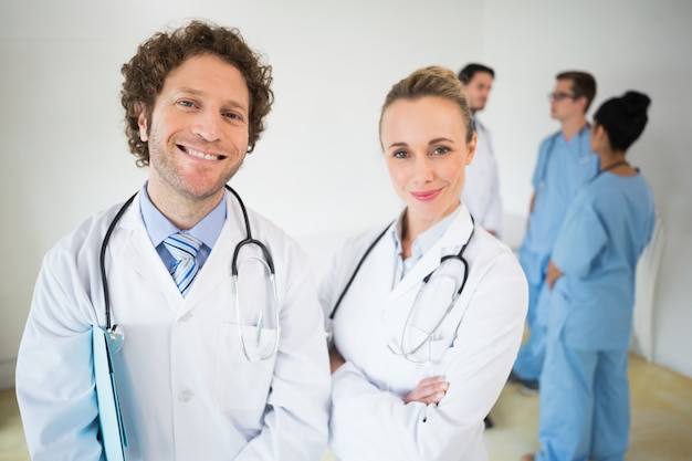 Retrato de médicos sonrientes