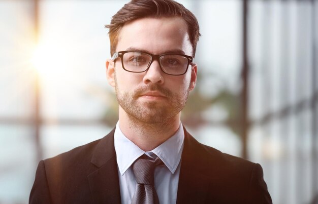 Retrato de medio cuerpo de un joven elegante con traje de negocios en primer plano