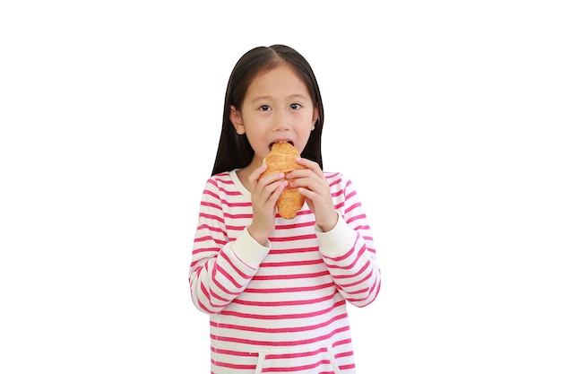 Retrato menina asiática comendo croissant isolado em fundo branco com caminho de recorte