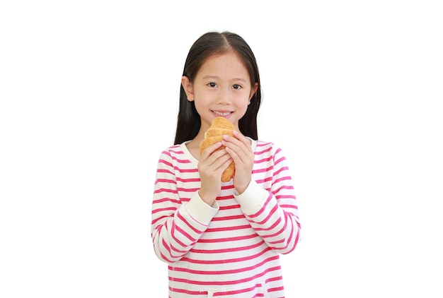 Retrato menina asiática comendo croissant isolado no fundo branco