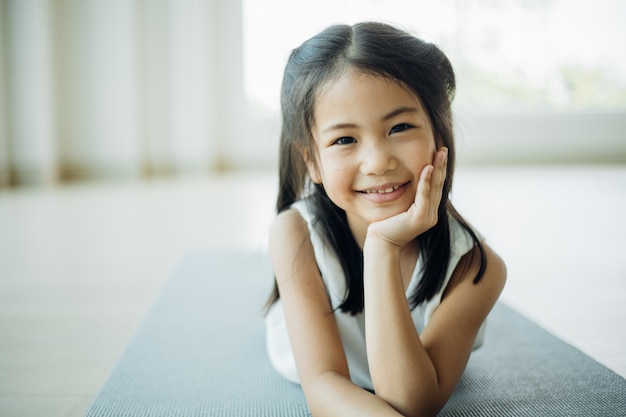 Retrato, menina asiática, em, sala de estar, sorrindo, e, feliz