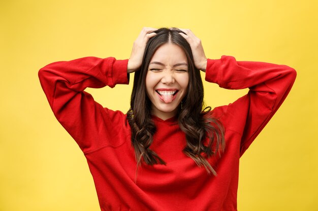 Retrato Menina asiática feliz fica surpresa que ela está animada.