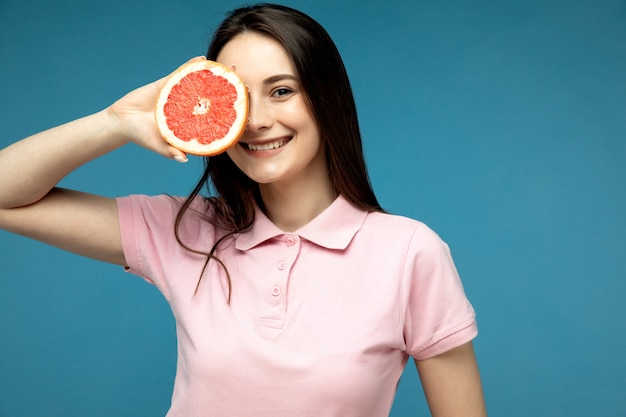 Retrato, menina, segurando, metade, toranja