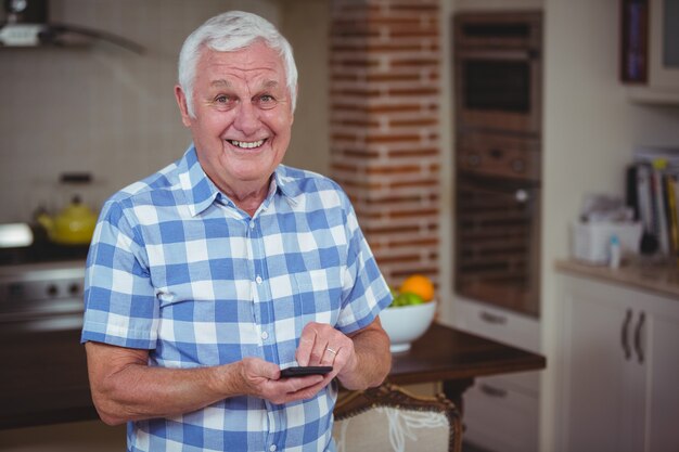 Retrato de mensajes de texto de hombre senior sonriente