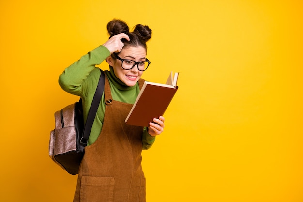 Retrato de mente inteligente chica nerd libro de lectura aislado fondo de color amarillo