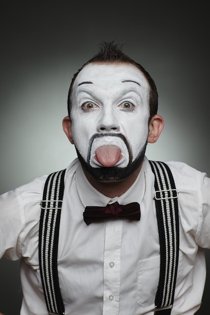 Foto retrato de un mimo alegre con diferentes emociones faciales